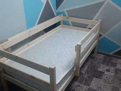 Детская кровать с бортиками из массива сосны в комнате