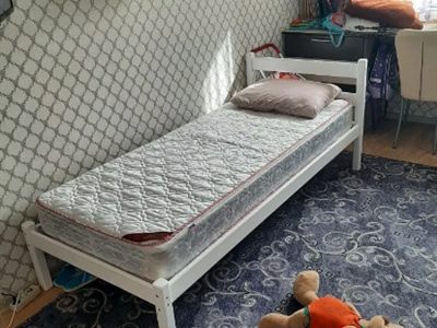 Детская кровать из сосны в детской комнате
